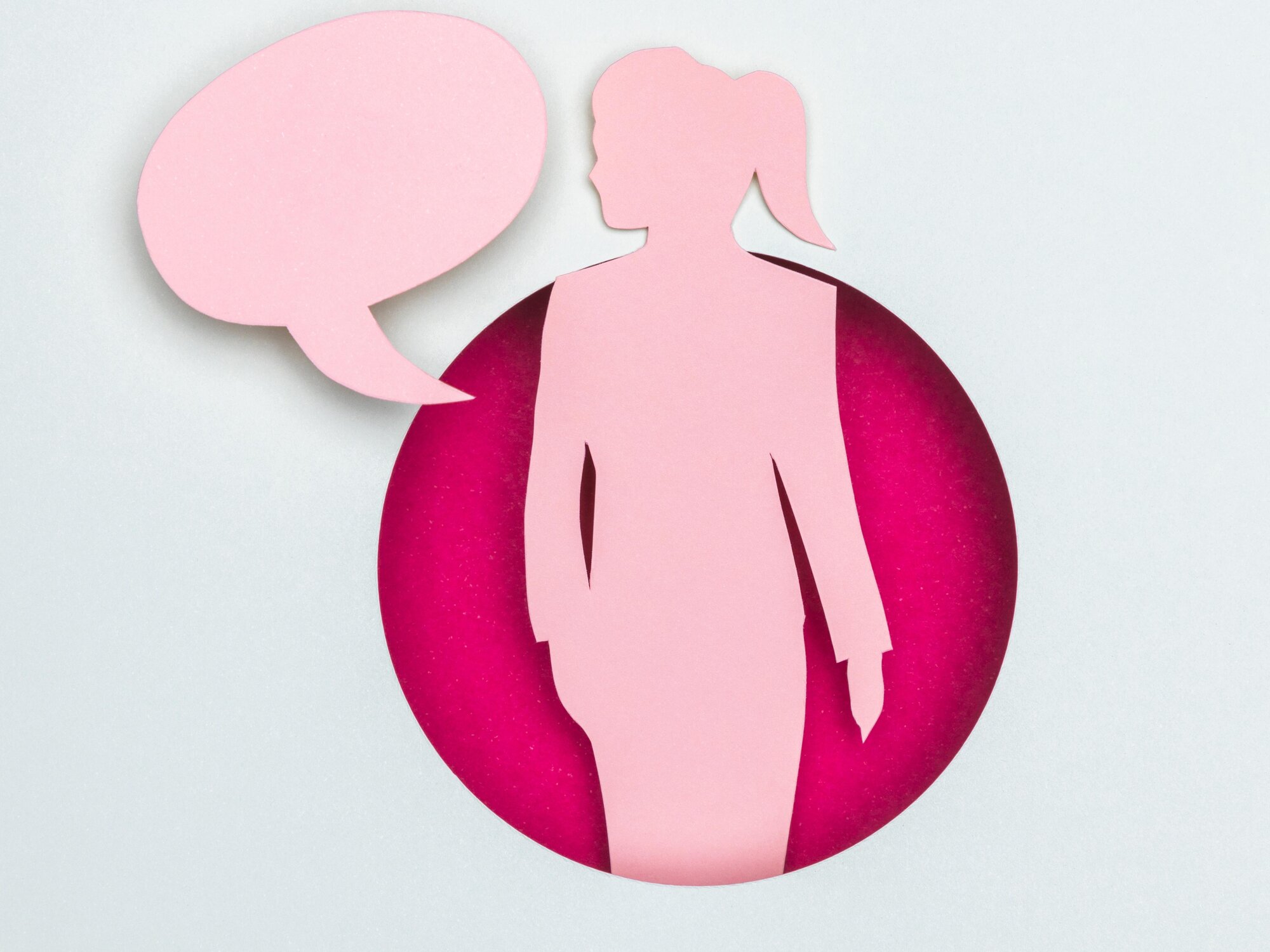 signale.jpg Silhouette einer Frau in Anzug mit Sprechblase, auf pinkem und grauem Hintergrund.