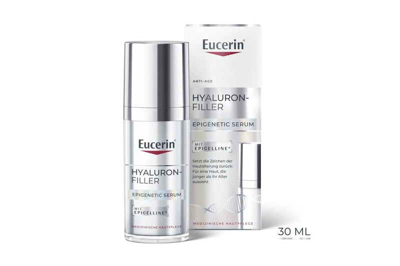 Eucerin Hyaluron-Filler Epigenetic Serum in einem silbernen Pumpflakon mit einem Produktbeschreibung auf der Verpackung.