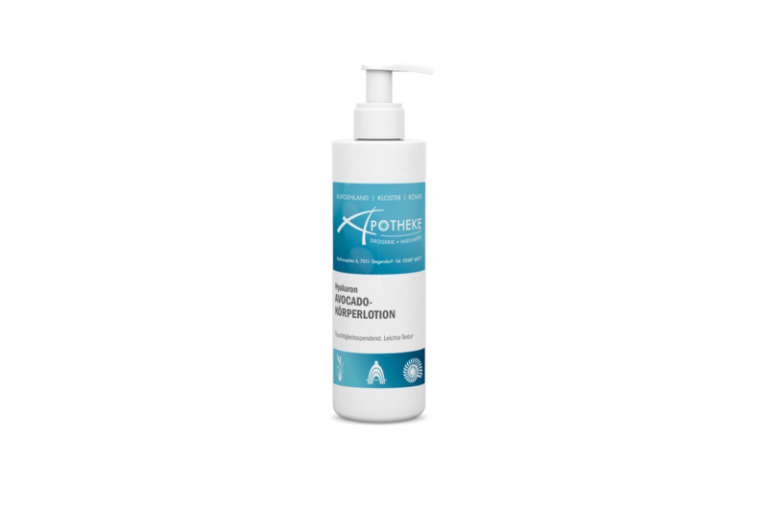 Weißer Pumpflakon mit blauer Etikettierung für Hyaluron Avocado-Körperlotion, beschreibt feuchtigkeitsspendende Eigenschaft.